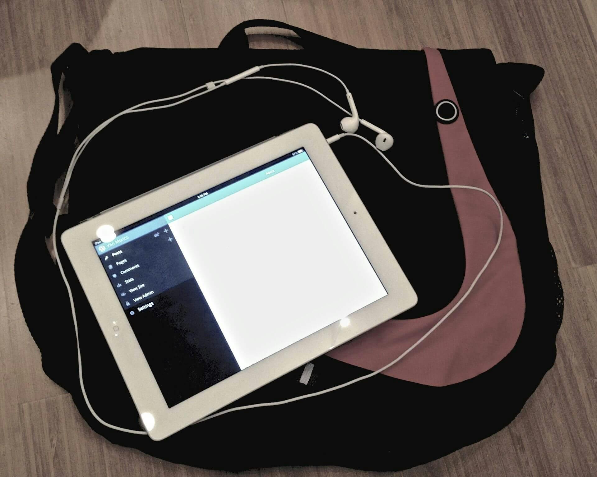 What's in my bag - iPad, Apple Earbuds, small messenger bag